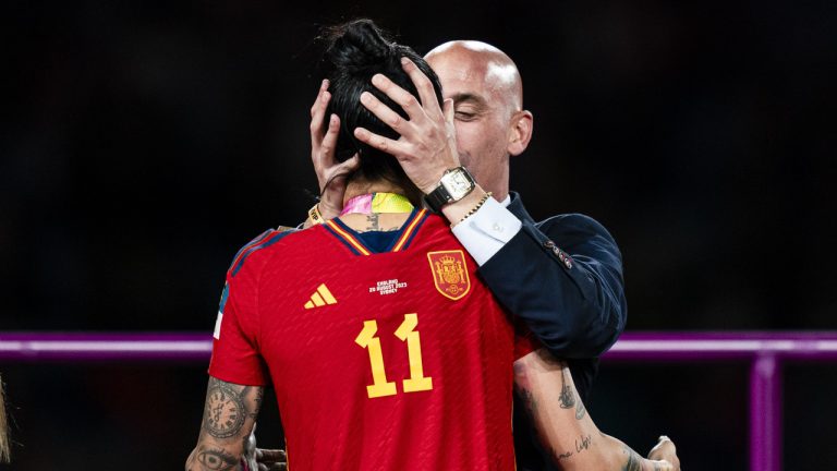 ‘Caso Rubiales’.  Mamada cuestiona la posición de la selección española masculina