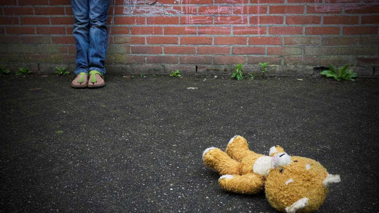 España.  Fingió jugar con muñecas para abusar sexualmente de una niña