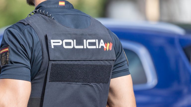 España.  Hombre dispara a 2 personas e intenta escapar vestido de mujer