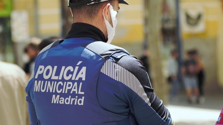 Madrid.  Mujer ataca a su pareja con un cuchillo delante de su hija menor