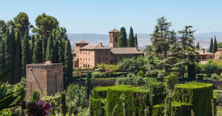 Paradores: nuestras 10 direcciones favoritas para vivir la vida de un castillo en España