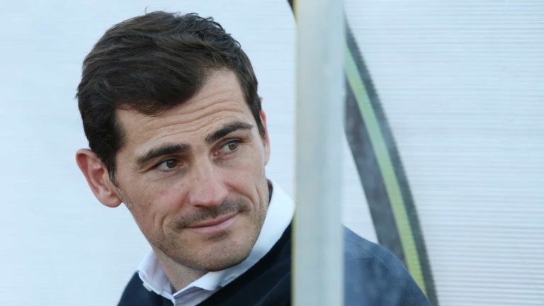 Rubiales besa al indigno jugador Casillas: «¿Alguien renunció?»