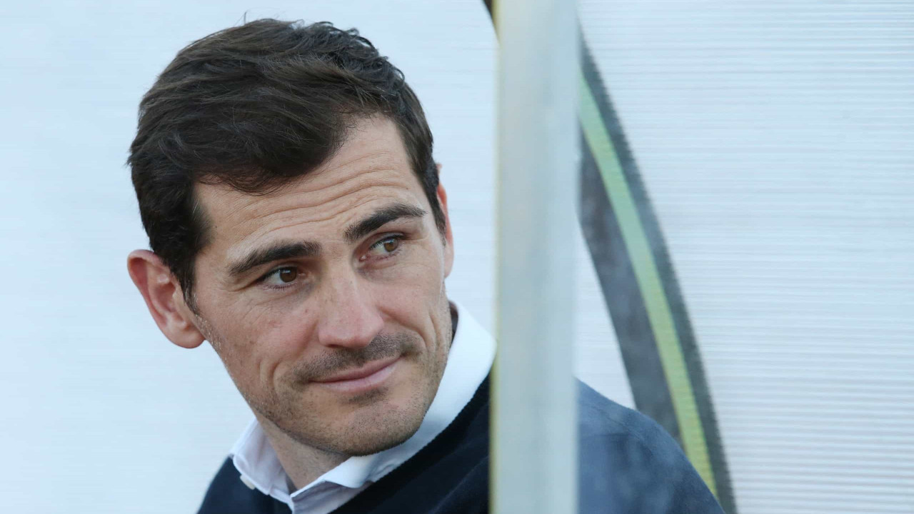 Rubiales besa al indigno jugador Casillas: "¿Alguien renunció?"
