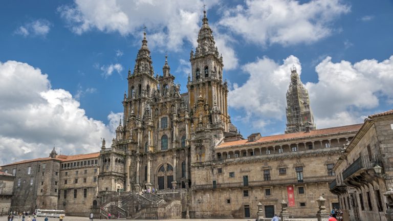 Santiago de Compostela estudia tasas para visitantes no alojados