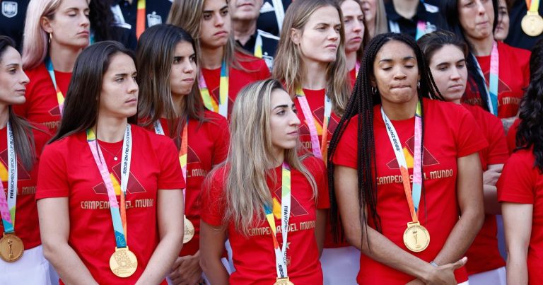 Beso forzado: la Federación Española invita a los jugadores en huelga a “participar del cambio”