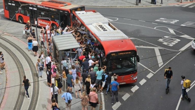 Decenas de personas se unen para ayudar a un anciano atrapado bajo un autobús
