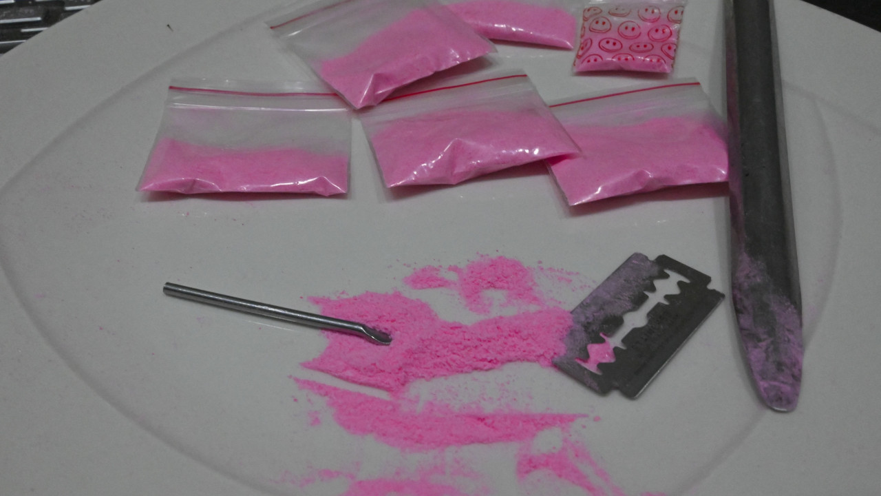 Detenidos traficando cocaína rosa en una caja de plástico en Ibiza