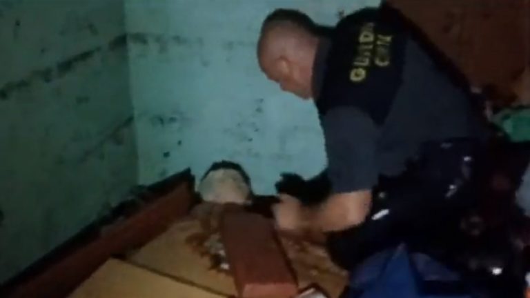 España.  Rescatan a una anciana que quedó atrapada debajo de un mueble durante una inundación