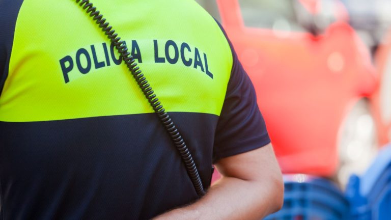 Joven acaba detenido tras amenazar e intentar agredir con un palo a policías en Cádiz