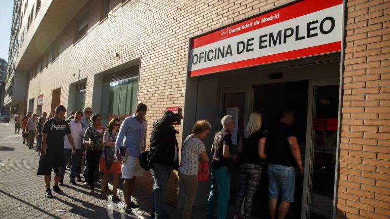 Otros 24,8 mil parados registrados en agosto en España