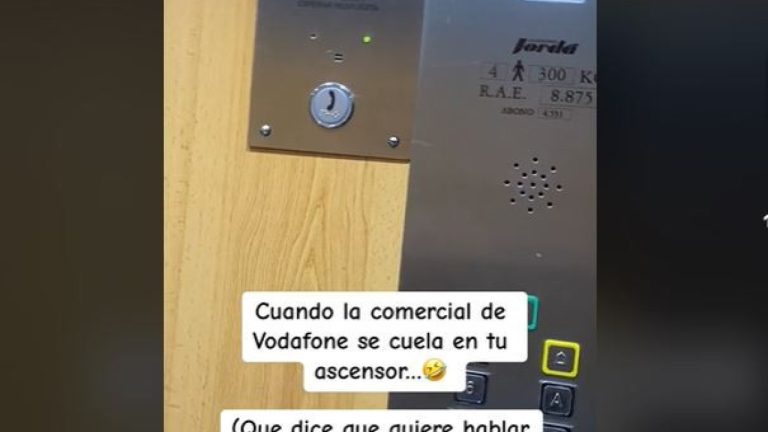 Presiona el botón de emergencia del ascensor y le responde la persona equivocada