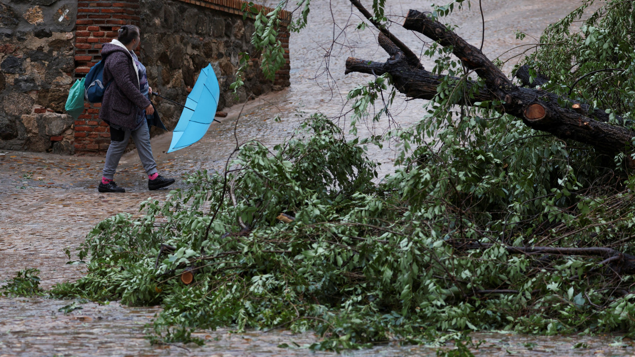 Se eleva a tres el número de muertos tras las torrenciales lluvias en España