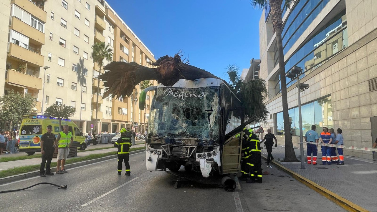 Autobús sin frenos atropella mortalmente a tres personas en Cádiz