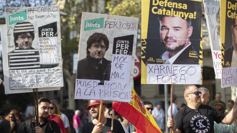 Decenas de miles protestan en Barcelona contra la ley de amnistía