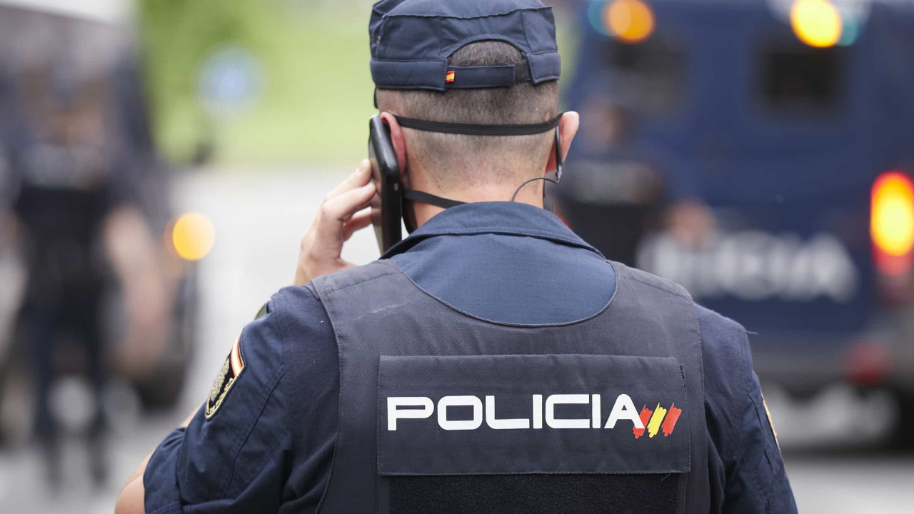 Detenido un sacerdote por acosar a una mujer y violar orden de restricción en Málaga