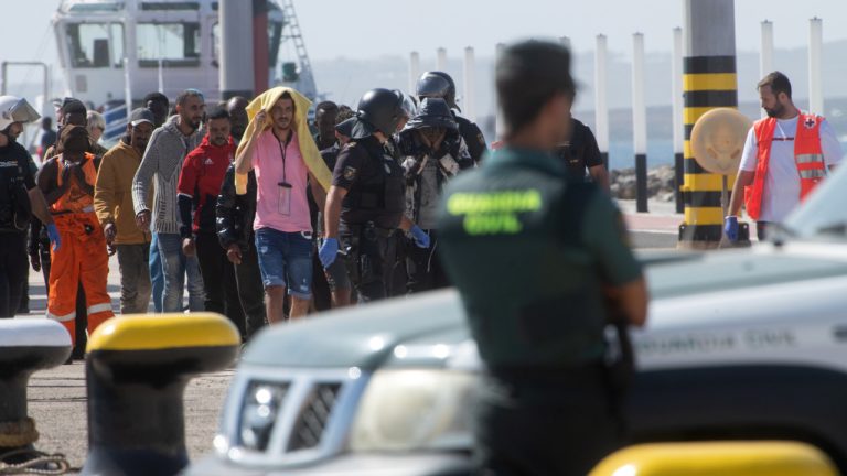 Migrantes detenidos por agredir a la tripulación que los rescató en Canarias