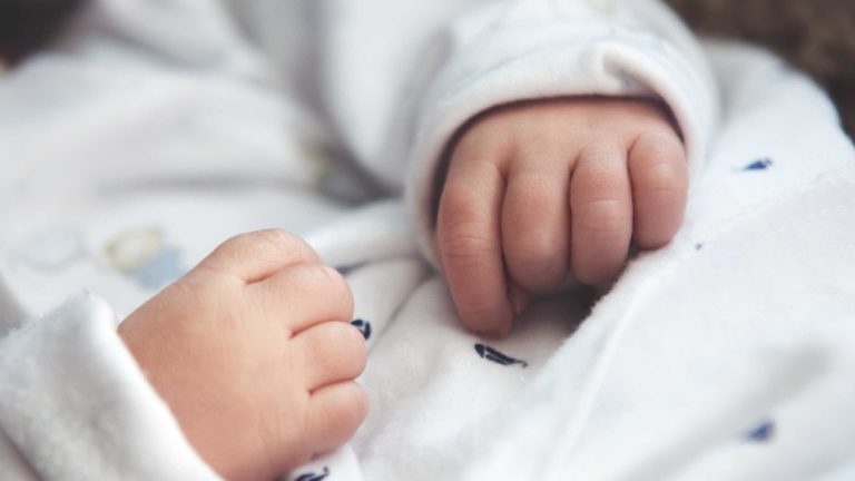 España.  Bebé prematuro con restos de drogas abandonado en el hospital