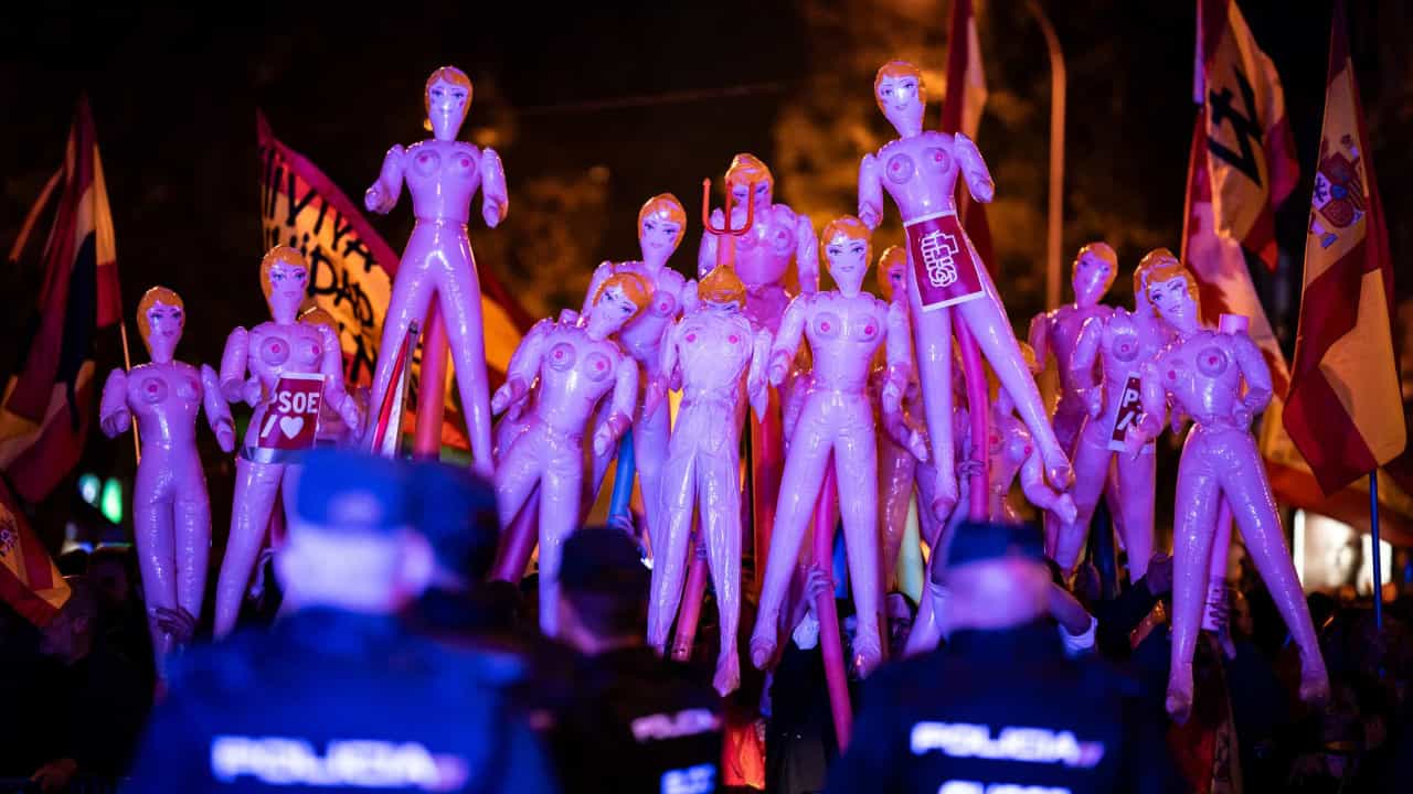 Cánticos sexistas y muñecos hinchables marcan las protestas en España