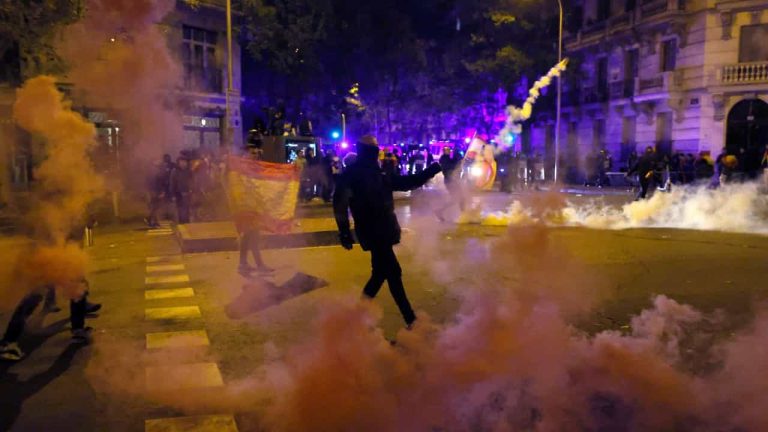La policía dispersa a los manifestantes cerca de la sede del PSOE en Madrid