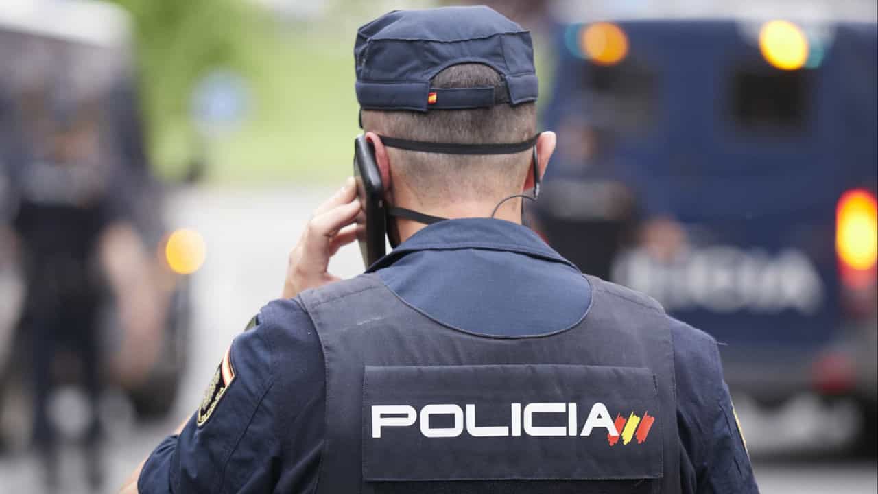 La policía española invade la casa de un colega para cobrar una deuda de 12 mil euros