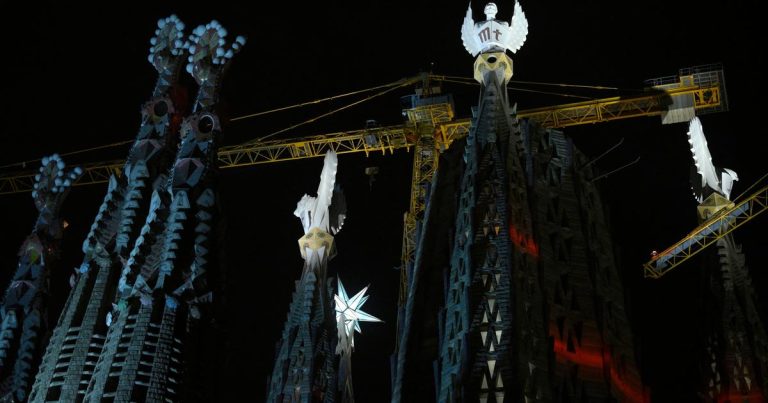 Más de 140 años después del inicio de su construcción, la Sagrada Familia ilumina sus nuevas torres