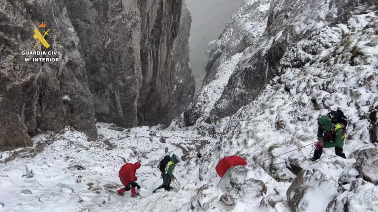 Padre e hijo menor rescatados durante una «fuerte nevada» en Picos de Europa