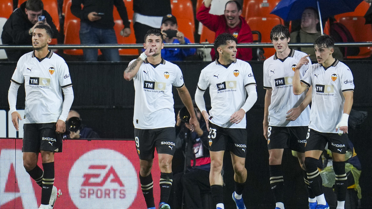 Sin los portugueses en el campo, el Valencia lucha por avanzar en la Copa
