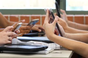 Más de 63 mil firmas para prohibir el uso del celular a los niños