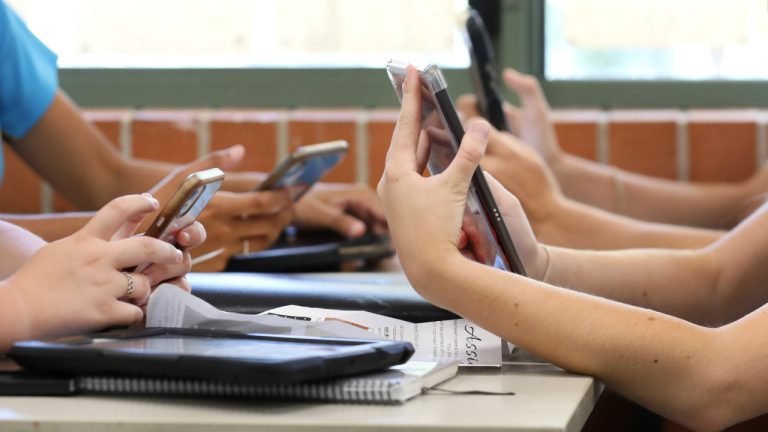 Más de 63 mil firmas para prohibir el uso del celular a los niños