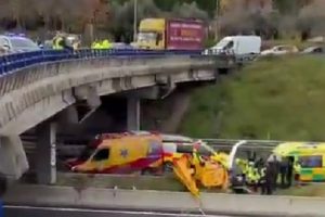 Se estrella un helicóptero en la autopista de Madrid.  Hay tres heridos