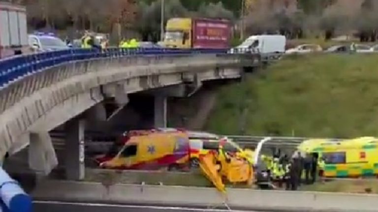 Se estrella un helicóptero en la autopista de Madrid.  Hay tres heridos