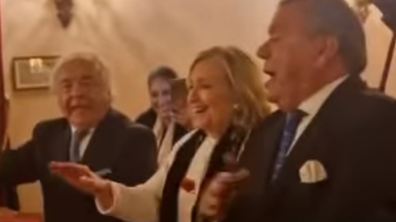 Hillary Clinton sorprende bailando 'La Macarena' en una fiesta en Sevilla