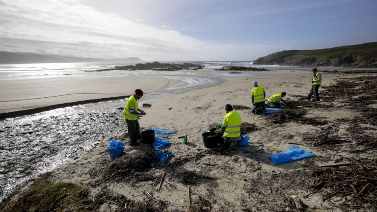 Más de tres toneladas de microbolas de plástico recogidas en España
