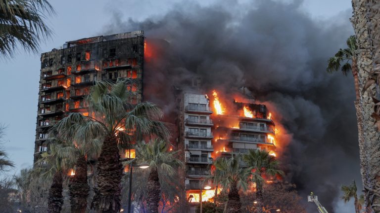 Al menos siete heridos en un incendio en un edificio de 14 plantas en Valencia