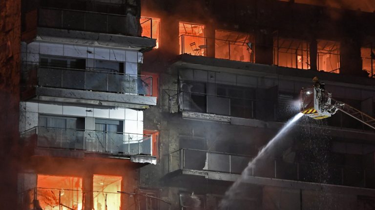 Asciende a 13 el número de heridos en el incendio del edificio de Valencia