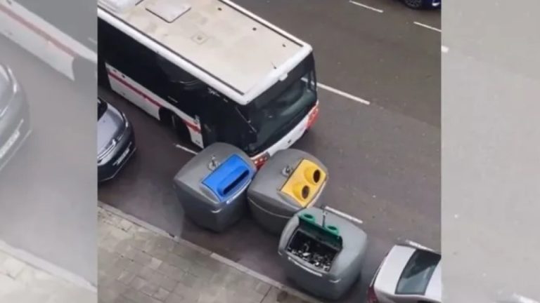 Autobús hace maniobra inusual para apartar contenedores de basura