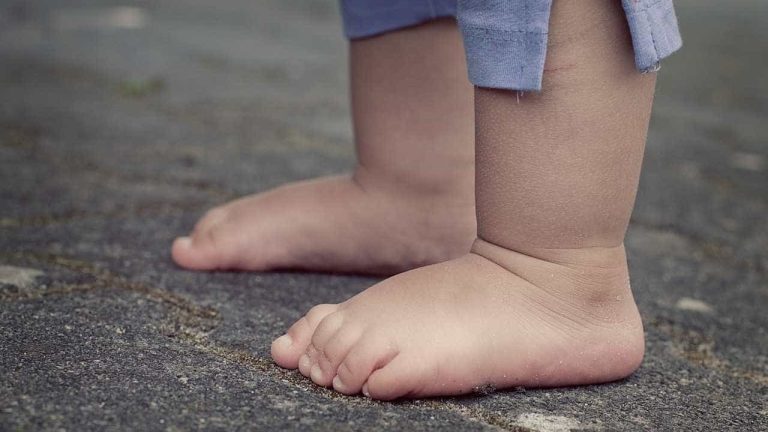 Bebé encontrado solo, descalzo y bajo la lluvia en una vía pública de Alicante