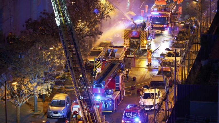 Cientos de personas reubicadas y 4 muertos.  Imágenes del incendio en Valencia