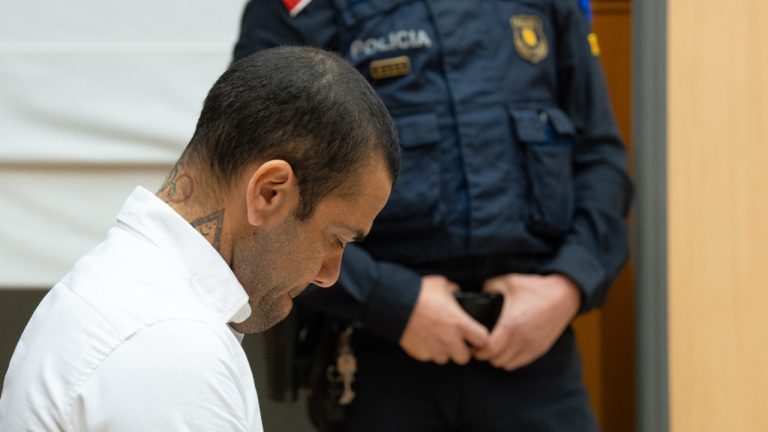 Dani Alves condenado a cuatro años y medio de prisión por agresión sexual
