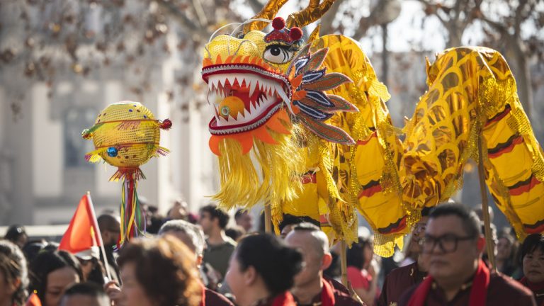 El Año Nuevo Chino se celebró en Barcelona con un gran desfile.  Imágenes