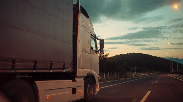 Empresa multada por obligar a un camionero a conducir 600 kilómetros tras un infarto