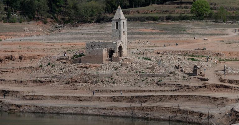 En España, las ruinas de un pueblo resurgen por la sequía