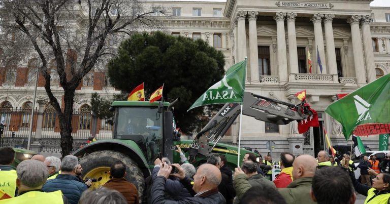 En España, los tractores en pleno Madrid aparcan delante del Ministerio de Agricultura