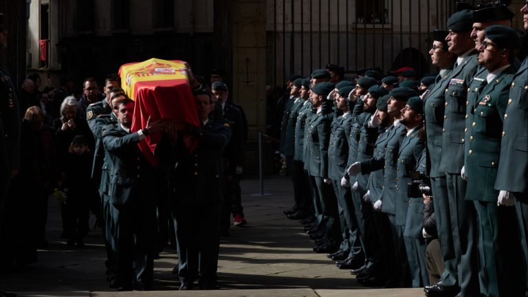 Entre marchas y emoción, España se despide de los militares asesinados en Cádiz