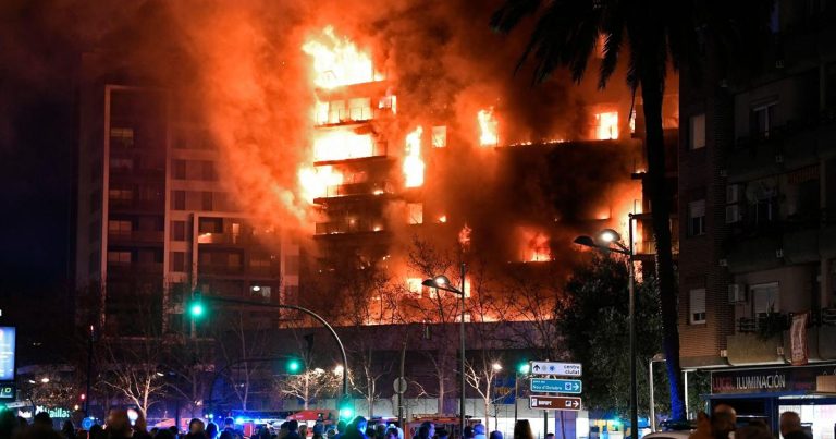 España: incendio arrasa edificio en Valencia, trece heridos