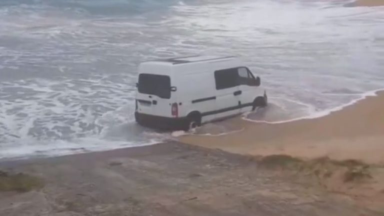 Furgoneta acaba en el mar durante un temporal en A Coruña.  hay vídeo