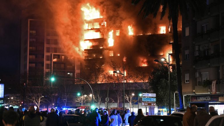 Gran incendio ‘devora’ edificio de 14 plantas en Valencia