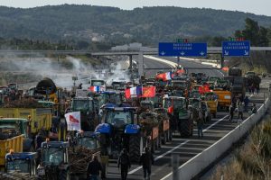 Los agricultores bloquean la carretera entre España y Francia