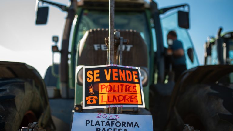 Los agricultores cortan carreteras y accesos a centros logísticos en Cataluña