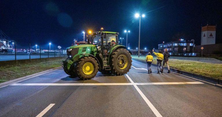 Los agricultores españoles continúan con los bloqueos de carreteras